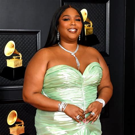 Lizzo Shares Unedited Nude Pic With Empowering Body。